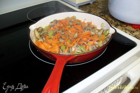 и через несколько минут добавила морковь и сельдерей.