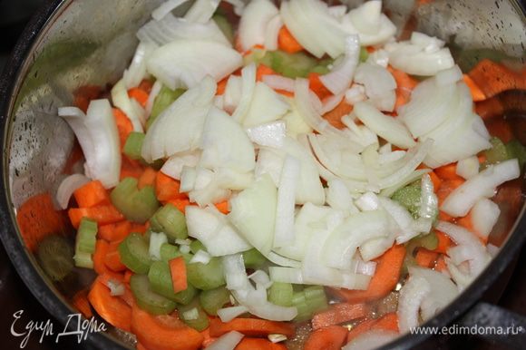 Отправляем постепенно все в кастрюлю к имбирю,сначала морковь,потом сельдерей,потом лук.