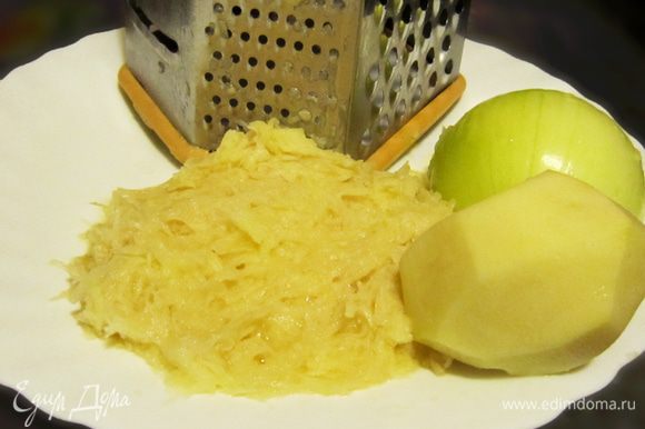 Картофель поочередно с луком (чтобы картофель не темнел) натереть на мелкой терке, слегка отжать.