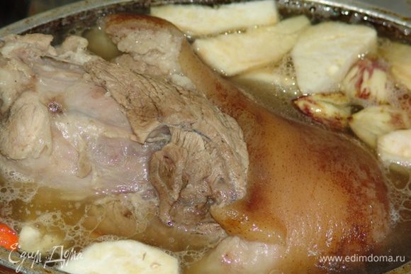 Айсбейн свиная рулька и айсбейн. Немецкое национальное блюдо