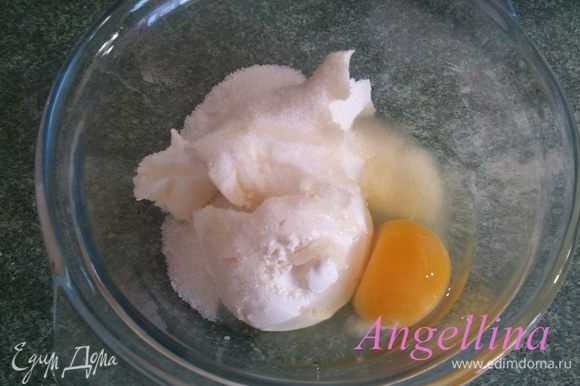 Приготовить соус. Для этого яйцо взбить с сахаром и добавить маскарпоне. Тщательно размешать.