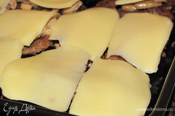 Накройте ломтиками сыра и поставьте в духовку , разогретую до 180 гр. на 15 минут.