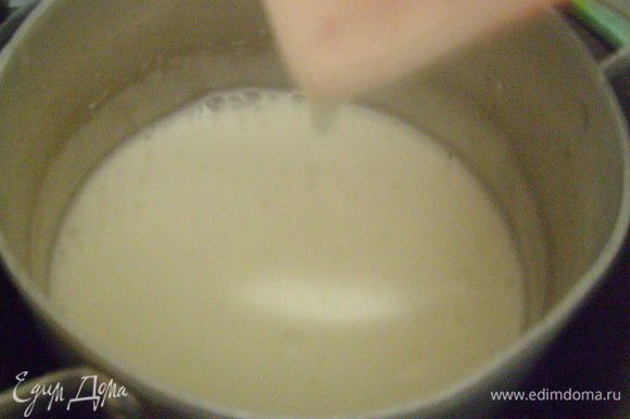 Взбивать белки с сахаром и лимонной кислотой на водяной бане до получения густой меренги с мягкими пиками (примерно 5 мин., главное не перебить)
