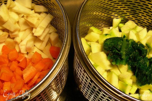 Морковь и сельдерей помещаем в одну корзину пароварки (нужно постараться их особо не смешивать), а в другую - кабачок и шпинат. Готовим минут 25. Конечно, можно овощи и просто отварить, главное по отдельности.