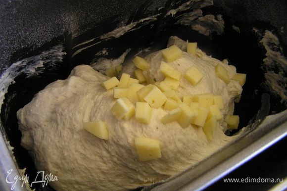 После звукового сигнала добавить сыр, нарезанный маленькими кубиками, или натерный на крупной терке.