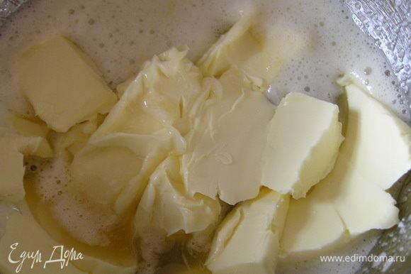 Приготовить тесто. Яйцо и желток взбить с сахаром, добавить размягченное сливочное масло, перемешать,
