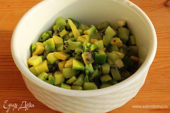 Перемешать киви и авокадо и заправить лимонным соком и белым ромом.