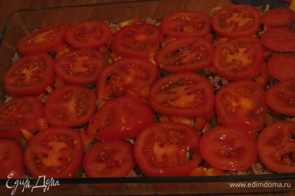 Нарезаем перчик и помидоры и выкладываем 3й и 4й слой соответственно.