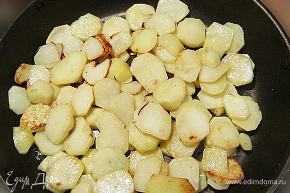 Разогреть в сковороде, в которой обжаривались куски кролика, оставшееся масло. Обжарить немного кружочки картофеля (около 5 мин), подсолить.