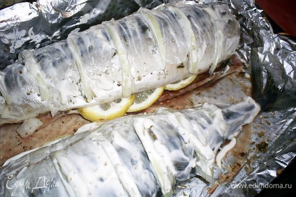 Сверху смажьте рыбу майонезом или сметаной, можно дополнительно посыпать приправой для рыбы. Выложите на противень, застеленный фольгой в 2 слоя. Запекайте в разогретой до 200°C духовке 25–30 минут до красивого золотистого цвета. Приятного аппетита!
