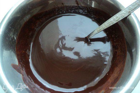 Шоколад поломать, масло нарезать кусочками, сложить в миску и растопить на водяной бане.