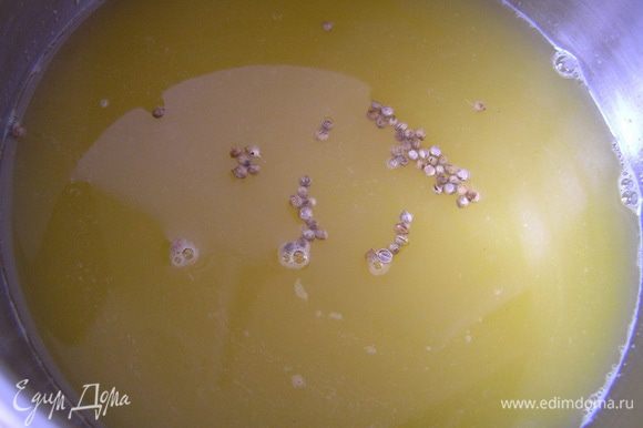 Для соуса выжать сок всех апельсинов и лимонов, процедить в кастрюльку через сито. Добавить нити шафрана, вино и кориандр, довести до кипения.
