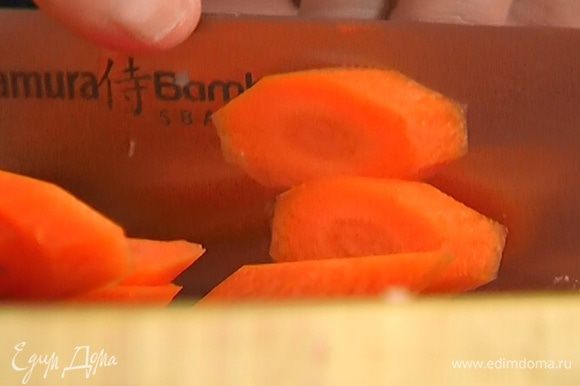 Морковь почистить и порезать наискосок тонкими кружками.