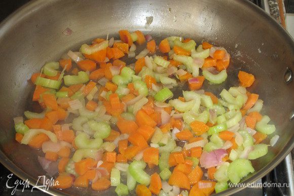 В этой же сковородe протушить овощи на слабом огне 10 минут.