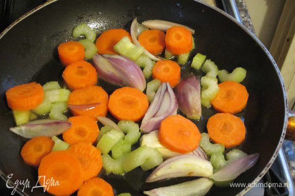 Крупно нарезать лук,сельдерей,морковь и обжарить в глубокой сковороде с 3 ст.л. оливкового масла на слабом огне 4-5 минут.