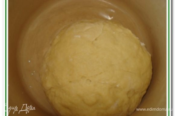 Кастрюлю смазать растительным маслом, выложить в нее тесто, накрыть кастрюлю пленкой и поставить в теплое место на 1,5-2 часа, чтобы тесто подошло и увеличилось в объеме.