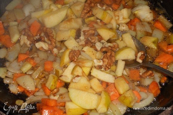 Затем добавить лук и морковь и обжарить, затем добавить яблоко и орехи и обжарить в течении 3 - 4 минут.