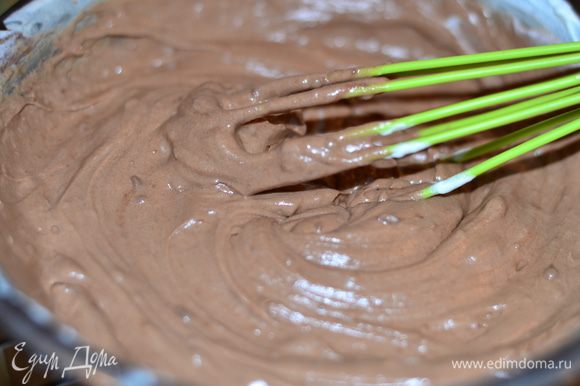В остывший шоколад добавить немного сливок, и венчиком хорошо перемешать до однородности.