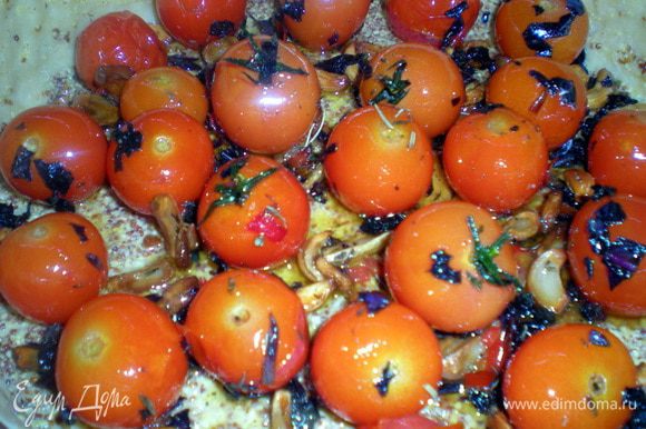 Выложить карамелизированный чеснок, помидоры и нарезанный базилик.