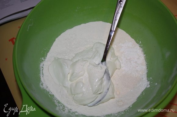 Просеять большую часть муки и разрыхлитель, добавить к ним сахар,соль,1 ст.л. размягченного сливочного масла,йогурт и перемешать.