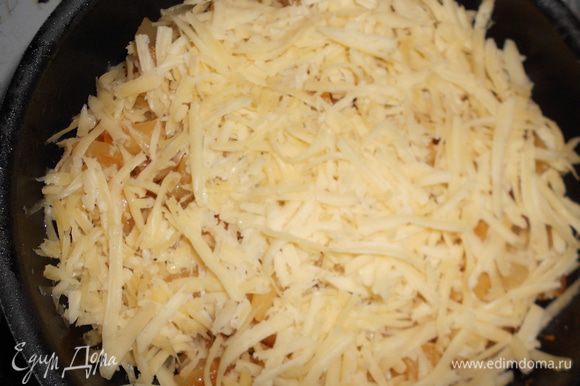 сверху тертый сыр и в духовку на 10-15 минут