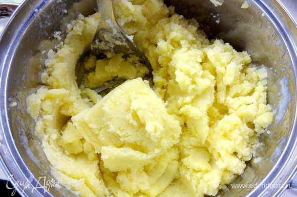 Сварить картофель на пару в течение 20-25 минут, положить в миску и размять толкушкой.