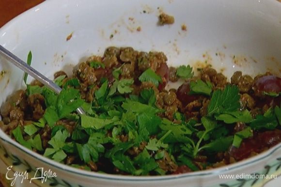 Петрушку и зеленый лук порезать не слишком мелко и посыпать салат.