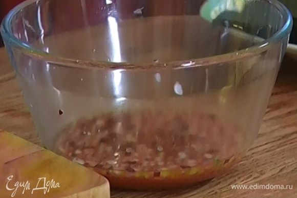Сок юзу соединить с соевым соусом, кунжутным маслом, добавить красный лук и перемешать.