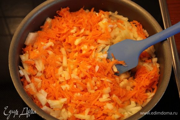 Мелко порезать лук и морковь (я морковку натерла на терке), пассеровать на растительном масле до готовности.