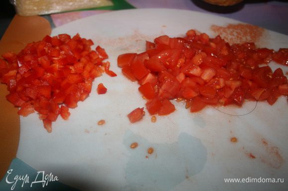 Мелко нарезать перец и помидорки.