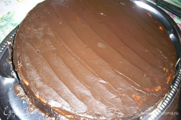 Заливаем немного остывшей глазурью поверхность торта, обмазываем бока. Торт холодный, по-этому глазурь быстро застывает.