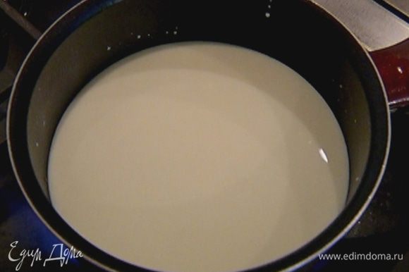 Молоко налить в небольшую кастрюлю, добавить сахар и корицу и довести молоко до кипения.