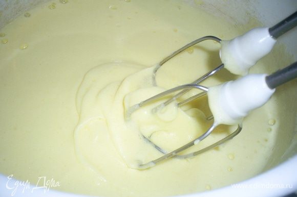 Желтки, молоко, ваниль, цедру и масло взбить миксером на высокой скорости до однородной массы. Сверху должна появится пена.