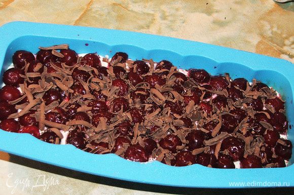 Влить тесто в форму (вообще-то, делала этот пирог в обычной форме, а тут решила форму для кекса попробовать))), сверху выложить ягоды. Посыпать тертым шоколадом.