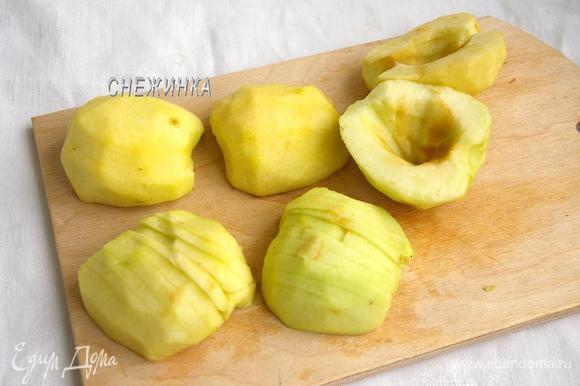 Яблоки очищаем от кожи и семян. Каждую половинку разрезаем на тонкие дольки, сохраняя форму.