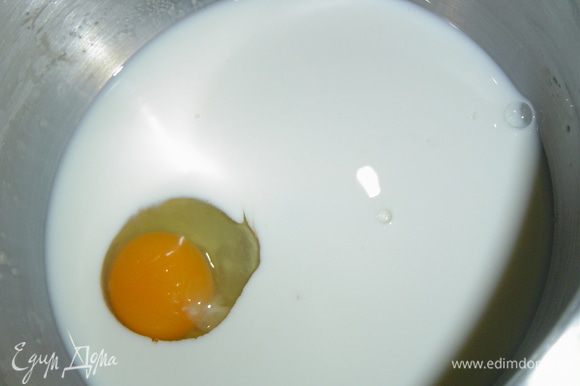 В 1 стакане теплого молока растворяем дрожжи, добавляем одно яйцо, соль, муку и замешиваем мягкое и эластичное тесто.