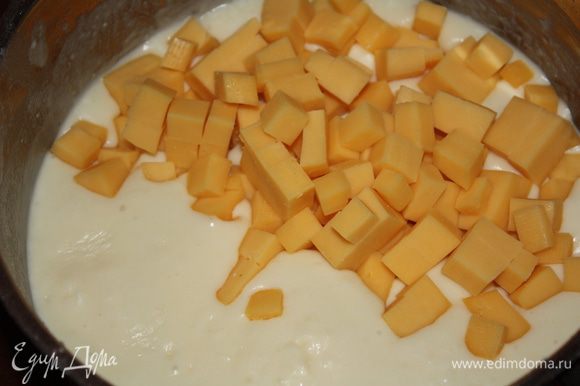 Как только молоко закипит, сразу же добавляем сыр.