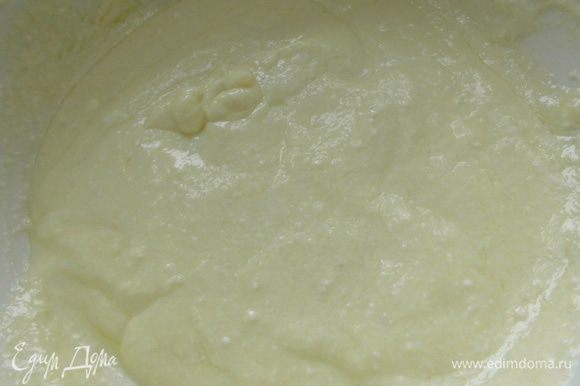 Для теста: у яйца отделить желток от белка. К творогу добавить белок, молоко, масло, обычный и ванильный сахар и щепотку соли. Тщательно перемешать.