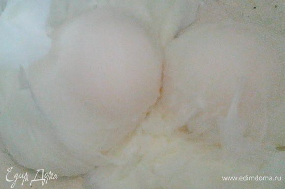 Накройте сковороду крышкой и оставьте яйца на 3-4 мин. Белок должен полностью потерять прозрачность и покрыть желток.