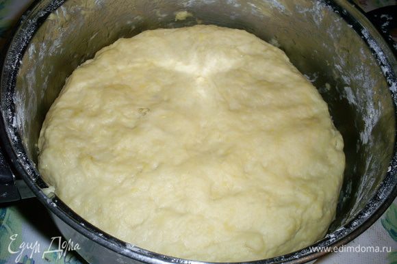 Замешиваем на сметане мягкое тесто. Сметану можно добавлять не всю сразу, ее точное количество зависит от густоты. Ставим тесто в теплое место, чтоб оно подошло.