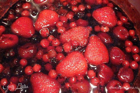 Готовим ягодную прослойку и кисель. В сироп из сахара и воды засыпаем свежезамороженные ягоды, кипятим 5 мин.