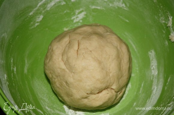 Вымешивайте примерно 15-20 минут,пока тесто не станет мягким и эластичным.Сформируйтке шар,накройте полотенце и отставьте на час.