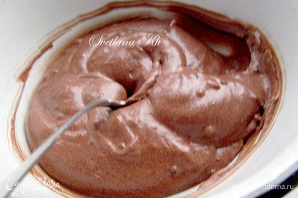 Сливки взбить до крепкой пены и малыми порциями соединить с шоколадным пудингом. Получится очень нежный и пышный крем.