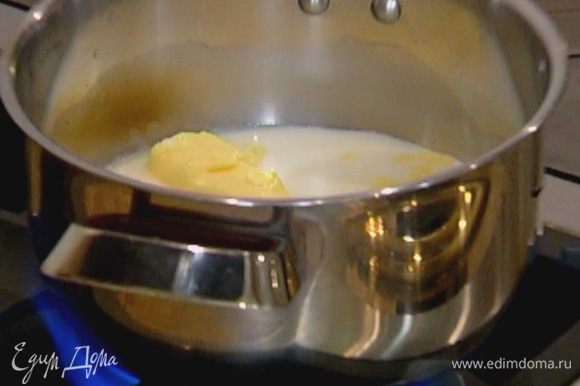 Молоко соединить в небольшой кастрюле со стаканом воды, добавить предварительно размягченное сливочное масло, сахар, соль, перемешать и довести до кипения, затем уменьшить огонь.