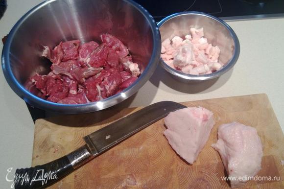 Мясо нарезаем кусочками - у меня получаются такого размера, как на фото. Курдючное сало нарезаем кубиками.