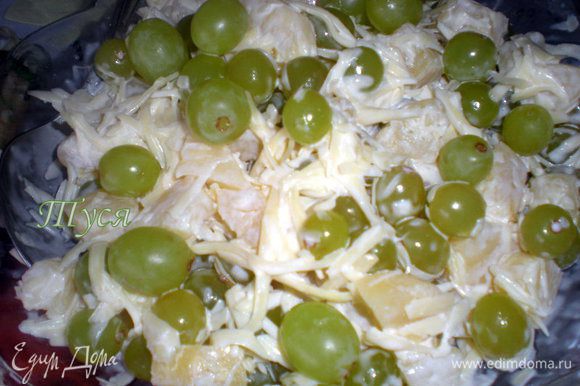 Сыр натереть на крупной терке, ананасы кубиком, виноград помыть, если крупный, то порезать пополам, чеснок измельчить.