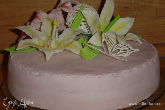 Я обтянула торт мастикой из маршмеллоу (собственного изготовления), шарами из айсинга и мастичными цветами.