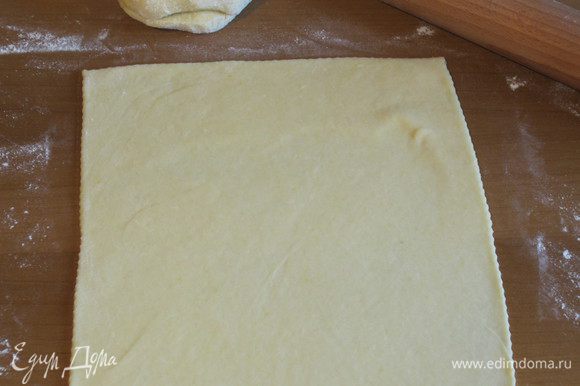 На присыпанной мукой рабочей поверхности раскатать тесто в очень тонкий пласт. Раскатывать лучше небольшими порциями, чтобы тесто не пересыхало.
