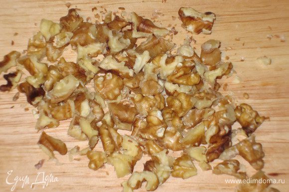Грецкие орехи мелко нарезать.