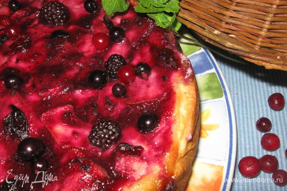 Протереть смесь ягод на пирог через сито. Украсить оттаявшими после заморозки ягодами.